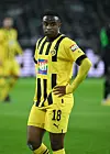Youssoufa Moukoko stemmt die Hände in die Hüften