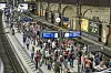 Fahrgäste warten am Hamburger Hauptbahnhof auf die Regional- oder Fernzüge.