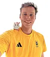 Nils Ehlers trägt seinen Glücksbringer, ein Einhorn, hier auf der Schulter