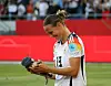 Klara Bühl mit ihren Maskottchen Ottienne, einem Otter