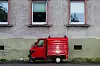 Piaggio Ape vor Hauswand