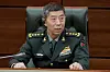 Verteidigungsminister Li Shangfu sitzt in Uniform bei einem Treffen auf einem Stuhl.