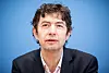 Christian Drosten, Direktor Institut für Virologie vom Charité Berlin sie die Omikron-Variante als eine „Chance“ und glaubt an ein baldiges Ende der Pandemie.