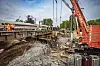 An den Eisenbahnbrücken „Ferdinandstor“ und „An der Alster“ werden die neuen Brückenteile eingehoben.