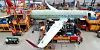 Airbus-Beschäftigte arbeiten im Airbus-Werk in Finkenwerder in der Endmontage für die Airbus A320-Familie. (Archivbild)