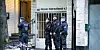 Polizeibeamte stehen vor dem Gebäude des Vereins Ansaar International. Bundesinnenminister Seehofer (CSU) hat den salafistischen Verein sowie mehrere Teilorganisationen der islamistischen Vereinigung verboten.
