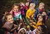 Kinder mit Kartoffeln auf dem Acker