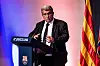 Joan Laporta redet auf einer Presskonferenz.