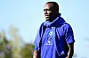 Jean-Luc Dompé mit HSV-Pullover um seinen Hals