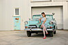 Model Ginger Sparrow mit einem Buick Roadmaster Skylark Convertible von 1953. Das Kleid von Ginger und das Auto haben dieselbe türkise Farbe.