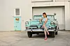 Model Ginger Sparrow mit einem Buick Roadmaster Skylark Convertible von 1953. Das Kleid von Ginger und das Auto haben dieselbe türkise Farbe.