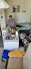 Andrea Rieß in ihrem vollgestellten einzigen Zimmer.