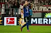 HSV-Profi Fabio Vieira ist nach seinem Platzverweis fassungslos.