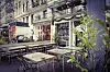 Das Restaurant „Aendrè“ am Lehmweg von außen, davor Tische und Stühle