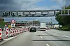 Autos fahren durch eine Baustelle auf der A7 bei Hamburg