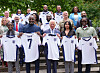 König Charles und Idris Elba halten England-Trikot