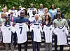 König Charles und Idris Elba halten England-Trikot
