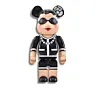 Eine „Bearbrick“-Figur in „Chanel“-Ästhetik.