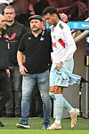 Steffen Baumgart umarmt Davie Selke nach einem Spiel