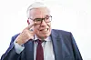 Klaus Michael Kühne reibt sich am Auge