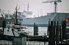 Schiff liegt im Hafen