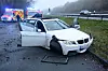 Das Unfallauto steht an einem Bordstein vor zwei Rettungswagen.