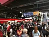 Menschen warten auf eine S-Bahn im Hamburger Hauptbahnhof