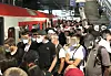 Bahnreisende beim Einsteigen in die S-Bahn am Hauptbahnhof