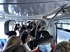 In den S-Bahnen stehen Menschen dicht an dicht.