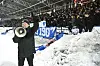 Helsinki-Trainer Toni Korkeakunnas mit Megafon