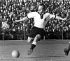 Uwe Seeler setzt zum Schuss an