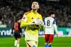 Daniel Heuer Fernandes bekommt von Leverkusen einiges auf sein Tor.