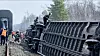 Rettungskräfte klettern auf einen Waggon (Screenshot aus einem Video).