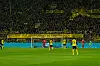 Fans des BVB halten ein Banner mit dem Schriftzug „Freiheit für Gästefans in Dortmund“ hoch.