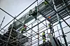In luftigen Höhen werden die Bögen für die neue Sternbrücke zusammengesetzt.