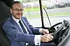 Mann am Steuer eines Busses