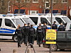 Die Polizei sucht am Tag nach der Tat in Eutin nach Spuren.