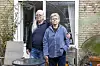 Britta Everding und ihr Mann Uwe in ihrem Garten.