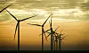 Windräder drehen sich in einem Windpark an der Nordsee.