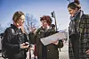 Historikerin Eva Decker (Mitte) im Gespräch mit den MOPO-Redakteurinnen Pauline Reibe (re) und Katharina Langenbach.