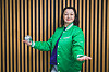 Lächelnde Frau in grüner Jacke