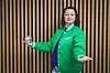 Lächelnde Frau in grüner Jacke
