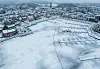 Winterwetter in der Seenplatte: Die Müritz ist vor dem Hafen mit Eis bedeckt.