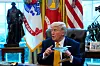 Donald Trump mit einem Modellflugzeug (ein US-Tarnkappenbomber vom Typ B2) im Oval Office.