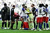 Daniel Heuer Fernandes tröstet Miro Muheim nach seinem Platzverweis.