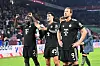 Dayot Upamecano feiert gemeinsam mit Aleksandar Pavlovic und Harry Kane vor dem Bayern-Fanblock.