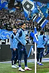Rayan Philippe und Robert Glatzel warten auf ihre Einwechslung in einem Spiel des HSV