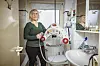 Wiebke Worm zeigt den Deckenlifter,
