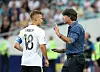 Joshua Kimmich bekommt Anweisungen von Jogi Löw