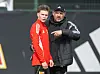 Steffen Baumgart gibt Union Berlins Supertalent Linus Güther Anweisungen im Training